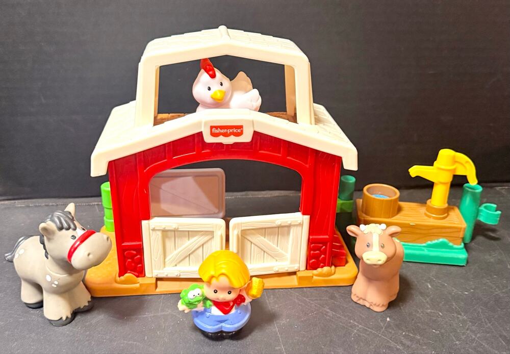 Fisher Price Lottle People Mini Farm 3 animals farmer water pump gates open